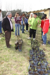 Mosqueira y Novella junto a alumnos de la Escuela Especial de Corcovado 1