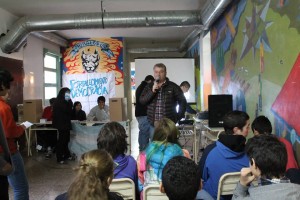 Miguel Lopez charla con alumnos