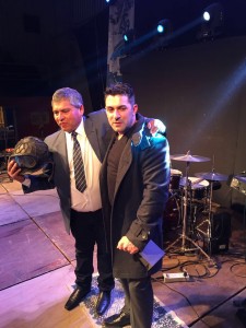 Munoz recibe casco 2